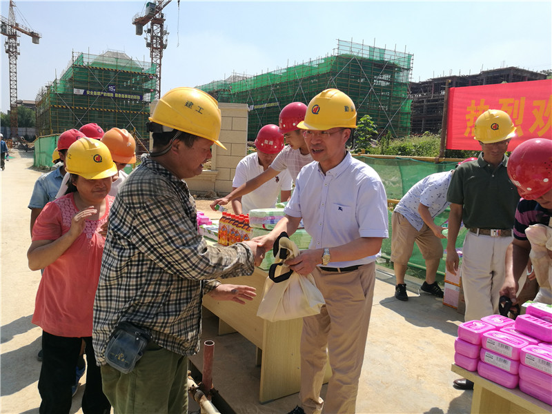 包中海調(diào)研安吉華都  看望慰問建筑工人