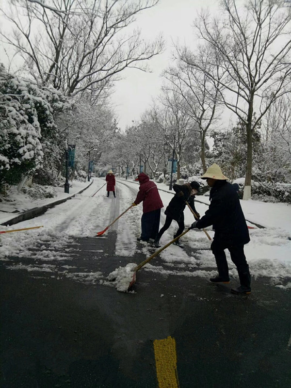 瑞雪紛飛揚(yáng)，華悅物業(yè)掃雪忙