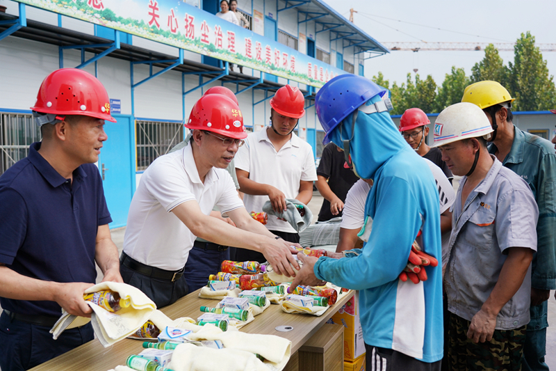 防暑降溫保生產 領導送涼沁人心