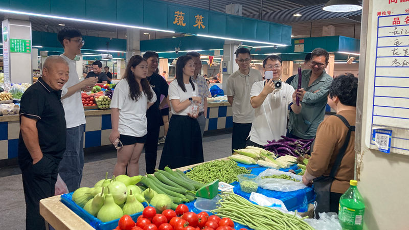 華通商貿(mào)開(kāi)展短視頻創(chuàng)作培訓(xùn)賦能農(nóng)貿(mào)市場(chǎng)場(chǎng)景化營(yíng)銷(xiāo)