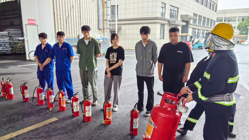 新光公司開(kāi)展上半年消防應(yīng)急疏散演練 筑牢安全防線(xiàn)