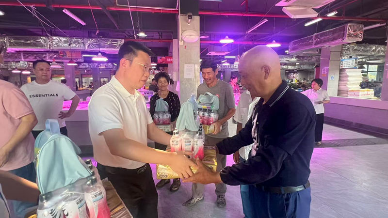 浙農(nóng)市集開(kāi)展“夏日送清涼”慰問(wèn)活動(dòng)